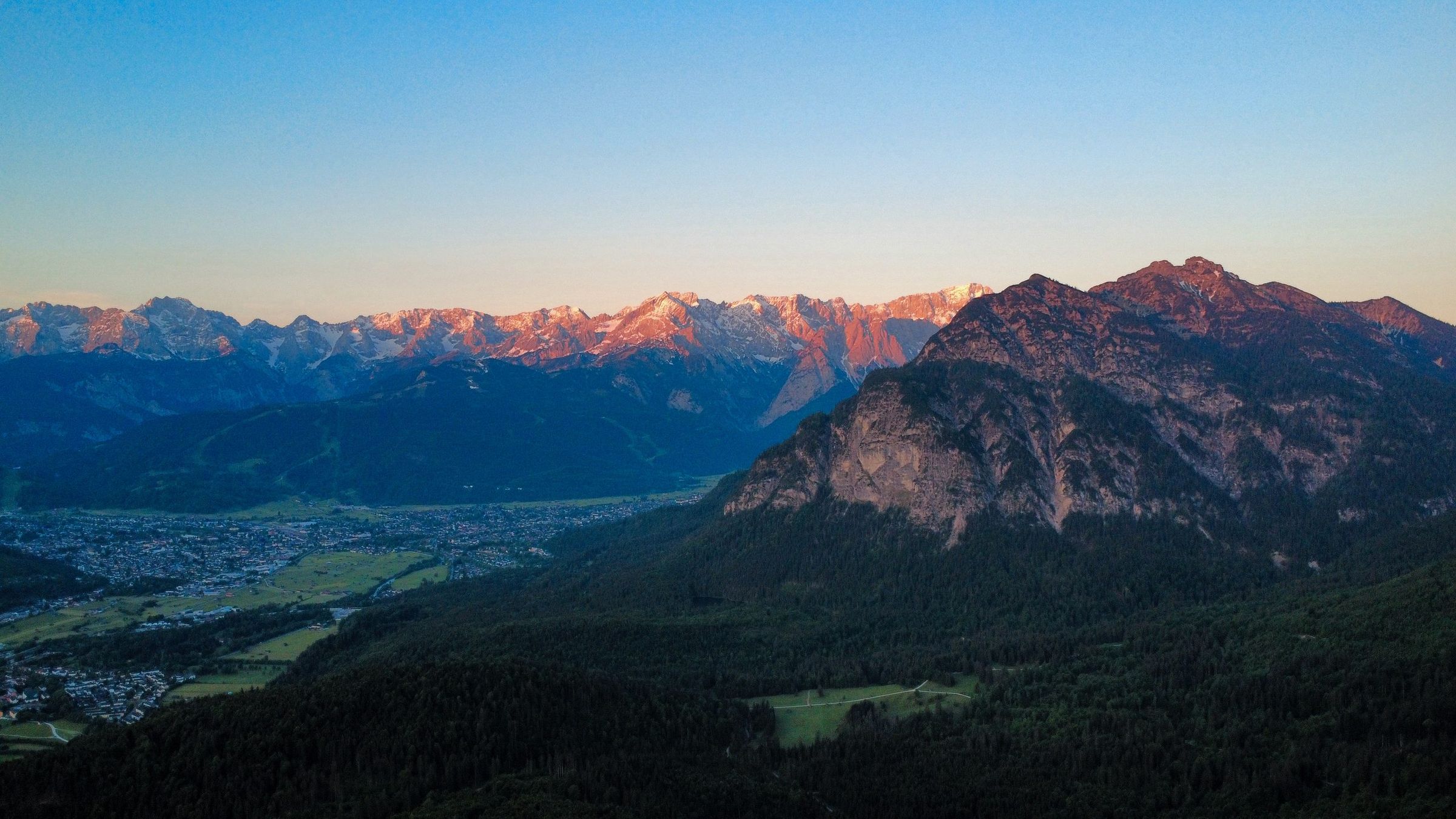 Morgenlicht über dem Wettersteingebirge und Garmisch-Partenkirchen