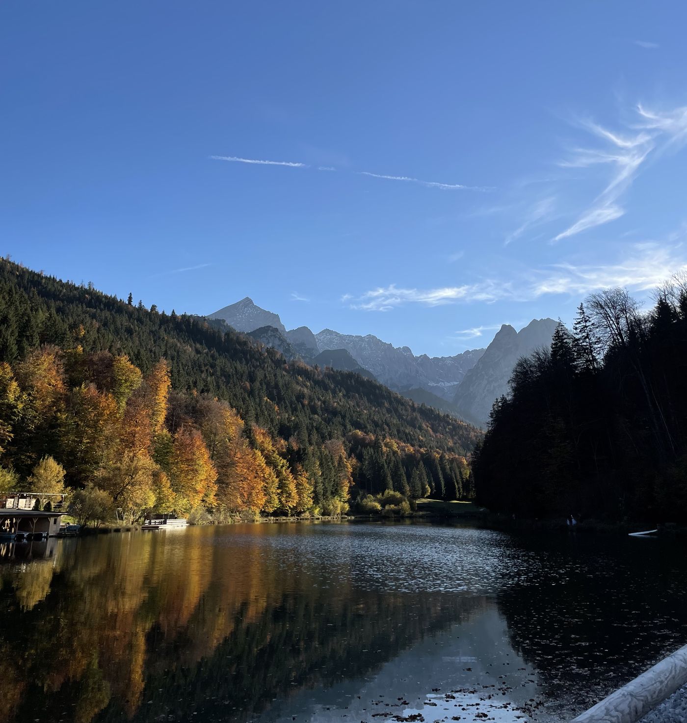 Rießersee im Herbst mit Alpspitze und Waxenstein